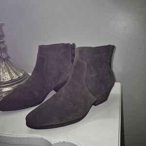 Brown Suede Chukka Boots with Sleek Design